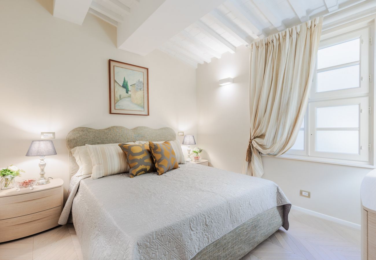 Appartement in Lucca - Luxury 3 Bedrooms Apartment with Elevator inside Lucca by the Main Square Piazza San Michele  Appartement in Lucca - Luxury 3 Bedrooms Apartment with Elevator inside Lucca by the Main Square Piazza San Michele
