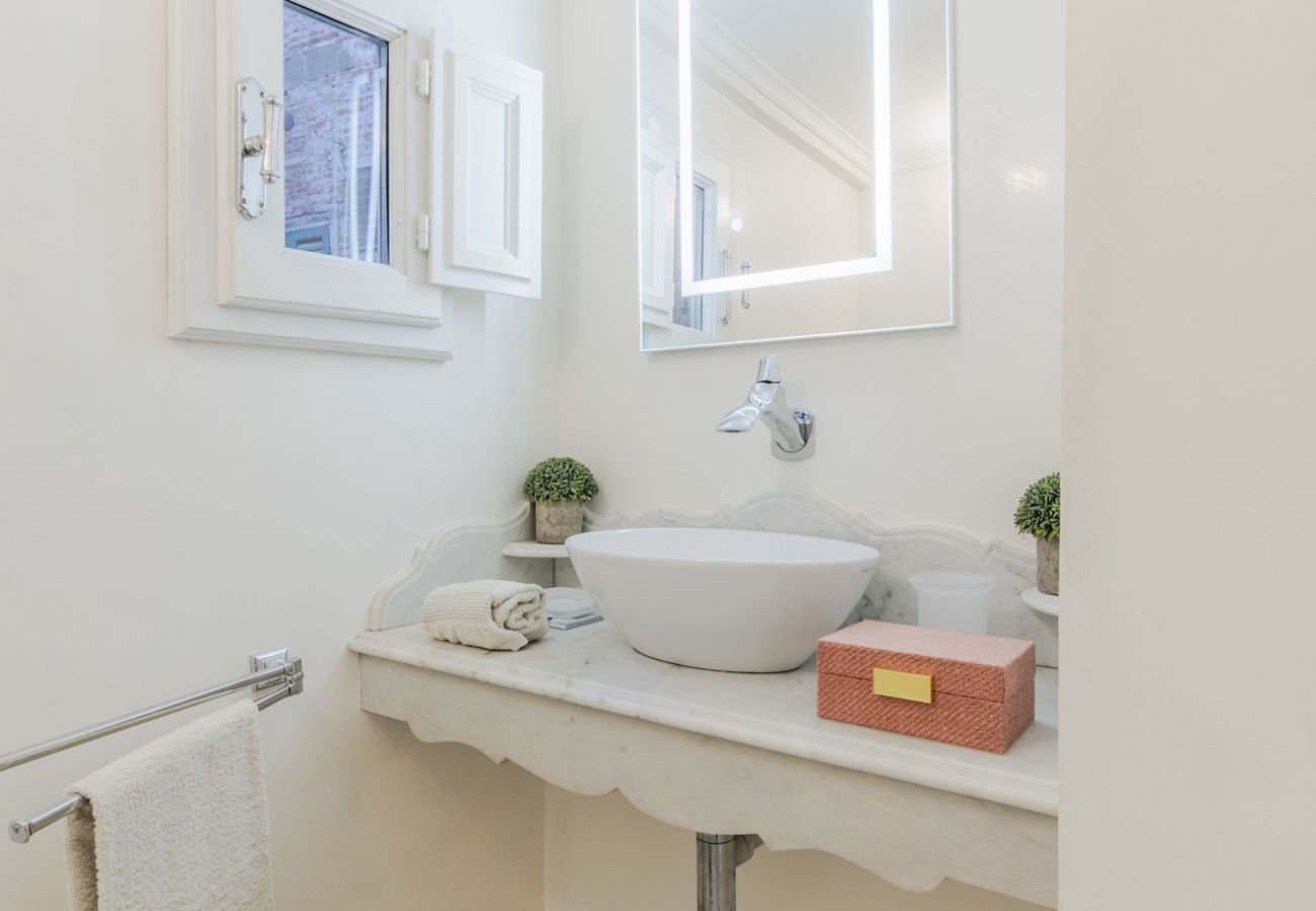 Appartement in Lucca - Luxury 3 Bedrooms Apartment with Elevator inside Lucca by the Main Square Piazza San Michele  Appartement in Lucca - Luxury 3 Bedrooms Apartment with Elevator inside Lucca by the Main Square Piazza San Michele