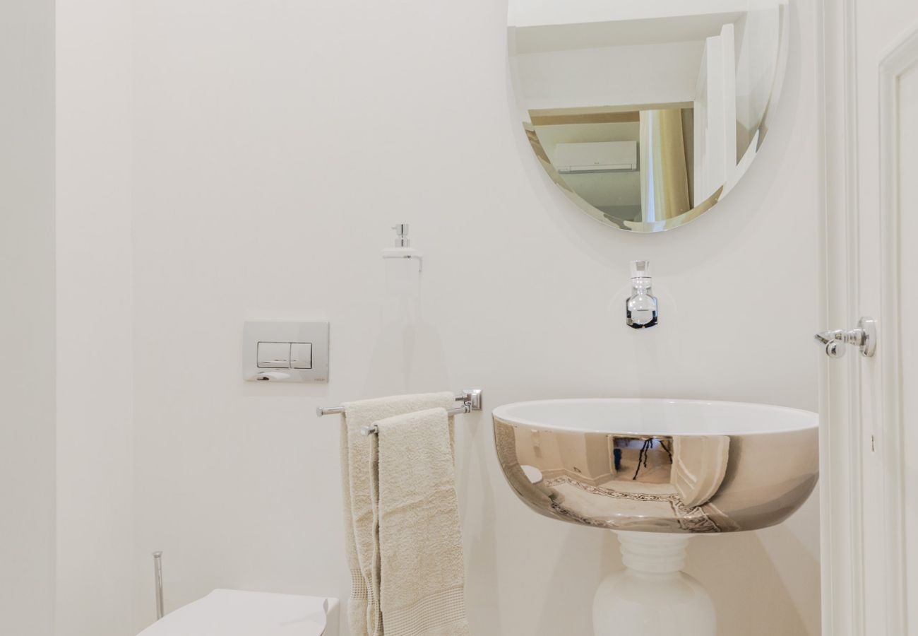 Appartement in Lucca - Luxury 3 Bedrooms Apartment with Elevator inside Lucca by the Main Square Piazza San Michele  Appartement in Lucca - Luxury 3 Bedrooms Apartment with Elevator inside Lucca by the Main Square Piazza San Michele