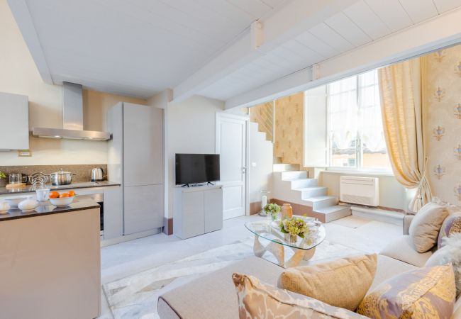 Appartement in Lucca - Luxury 1 Bedroom Apartment with Elevator inside the Walls of Lucca by the Main Square Piazza San Michele Appartement in Lucca - Luxury 1 Bedroom Apartment with Elevator inside the Walls of Lucca by the Main Square Piazza San Michele