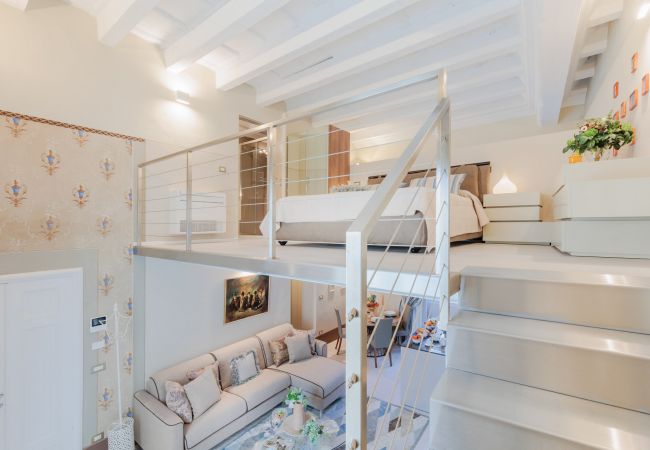 Appartement in Lucca - Luxury 1 Bedroom Apartment with Elevator inside the Walls of Lucca by the Main Square Piazza San Michele Appartement in Lucca - Luxury 1 Bedroom Apartment with Elevator inside the Walls of Lucca by the Main Square Piazza San Michele