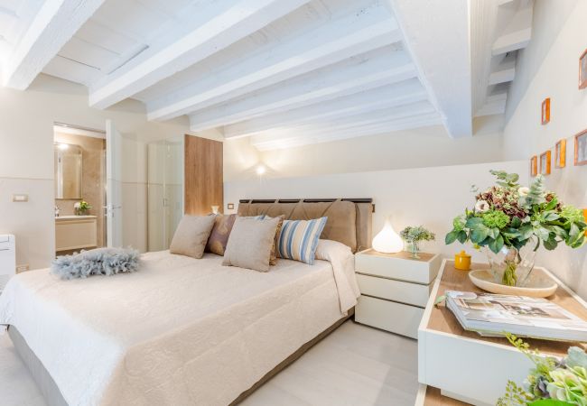 Appartement in Lucca - Luxury 1 Bedroom Apartment with Elevator inside the Walls of Lucca by the Main Square Piazza San Michele Appartement in Lucca - Luxury 1 Bedroom Apartment with Elevator inside the Walls of Lucca by the Main Square Piazza San Michele