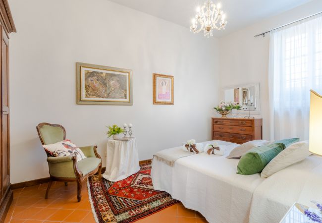 Appartement in Lucca - The Garden Along The Stream, romantic apartment with private garden inside the walls of Lucca Appartement in Lucca - The Garden Along The Stream, romantic apartment with private garden inside the walls of Lucca