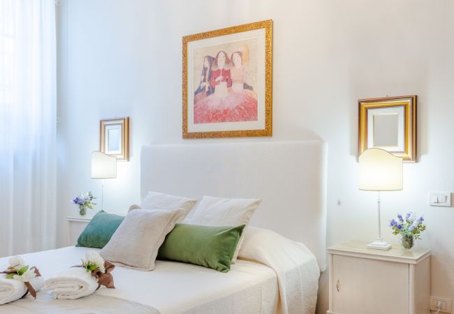 Appartement in Lucca - The Garden Along The Stream, romantic apartment with private garden inside the walls of Lucca Appartement in Lucca - The Garden Along The Stream, romantic apartment with private garden inside the walls of Lucca