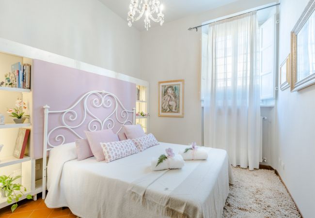 Appartement in Lucca - The Garden Along The Stream, romantic apartment with private garden inside the walls of Lucca Appartement in Lucca - The Garden Along The Stream, romantic apartment with private garden inside the walls of Lucca