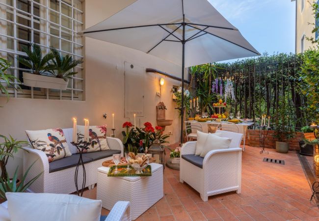 Appartement in Lucca - The Garden Along The Stream, romantic apartment with private garden inside the walls of Lucca Appartement in Lucca - The Garden Along The Stream, romantic apartment with private garden inside the walls of Lucca