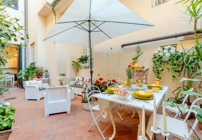 Appartement in Lucca - The Garden Along The Stream, romantic apartment with private garden inside the walls of Lucca Appartement in Lucca - The Garden Along The Stream, romantic apartment with private garden inside the walls of Lucca