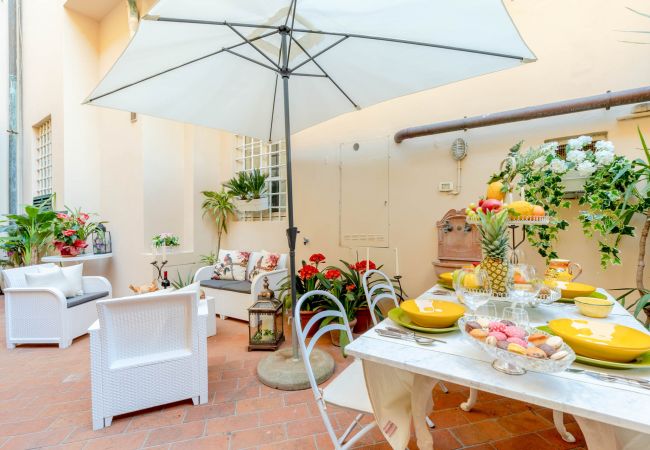 Appartement in Lucca - The Garden Along The Stream, romantic apartment with private garden inside the walls of Lucca Appartement in Lucca - The Garden Along The Stream, romantic apartment with private garden inside the walls of Lucca