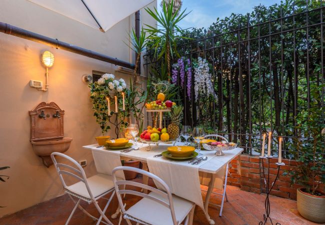 Appartement in Lucca - The Garden Along The Stream, romantic apartment with private garden inside the walls of Lucca Appartement in Lucca - The Garden Along The Stream, romantic apartment with private garden inside the walls of Lucca