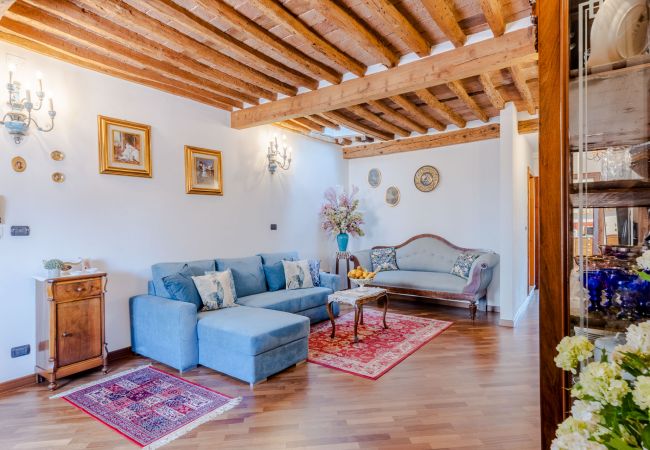 Appartement in Lucca - Casa La Guardia, a Classic 3 bedrooms Panoramic Apartment inside a Medieval tower dating back to 1100s within the Walls of Lucca Appartement in Lucca - Casa La Guardia, a Classic 3 bedrooms Panoramic Apartment inside a Medieval tower dating back to 1100s within the Walls of Lucca