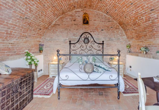 Appartement in Lucca - Casa La Guardia, a Classic 3 bedrooms Panoramic Apartment inside a Medieval tower dating back to 1100s within the Walls of Lucca Appartement in Lucca - Casa La Guardia, a Classic 3 bedrooms Panoramic Apartment inside a Medieval tower dating back to 1100s within the Walls of Lucca