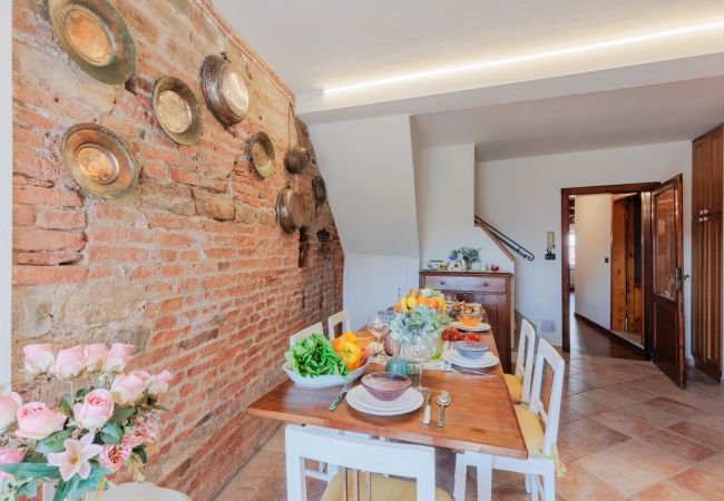 Appartement in Lucca - Casa La Guardia, a Classic 3 bedrooms Panoramic Apartment inside a Medieval tower dating back to 1100s within the Walls of Lucca Appartement in Lucca - Casa La Guardia, a Classic 3 bedrooms Panoramic Apartment inside a Medieval tower dating back to 1100s within the Walls of Lucca