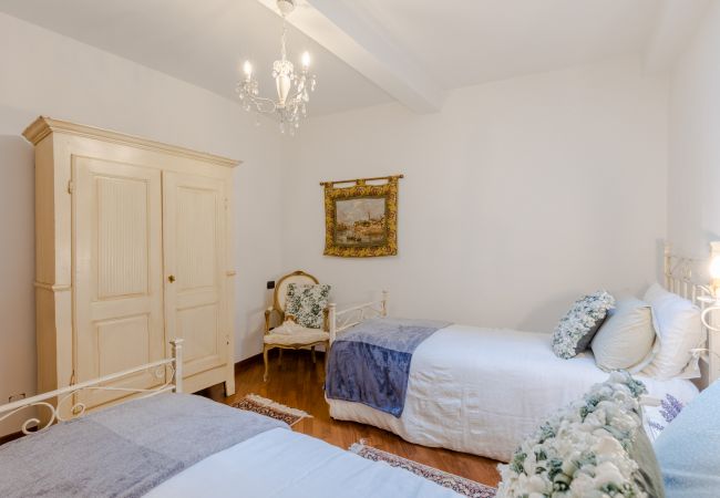 Appartement in Lucca - Casa La Guardia, a Classic 3 bedrooms Panoramic Apartment inside a Medieval tower dating back to 1100s within the Walls of Lucca Appartement in Lucca - Casa La Guardia, a Classic 3 bedrooms Panoramic Apartment inside a Medieval tower dating back to 1100s within the Walls of Lucca