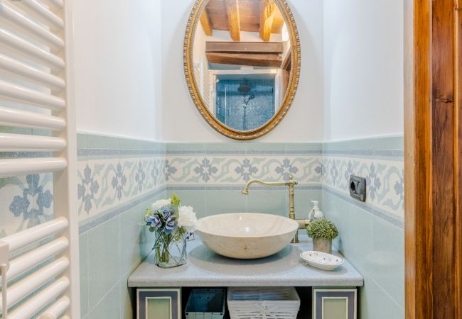 Appartement in Lucca - Casa La Guardia, a Classic 3 bedrooms Panoramic Apartment inside a Medieval tower dating back to 1100s within the Walls of Lucca Appartement in Lucca - Casa La Guardia, a Classic 3 bedrooms Panoramic Apartment inside a Medieval tower dating back to 1100s within the Walls of Lucca