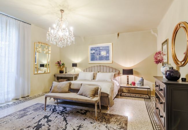 Appartement in Lucca - Vissi D'Arte, a Luxury Ground Floor Apartment with Private Garden inside the Walls of Lucca Appartement in Lucca - Vissi D'Arte, a Luxury Ground Floor Apartment with Private Garden inside the Walls of Lucca