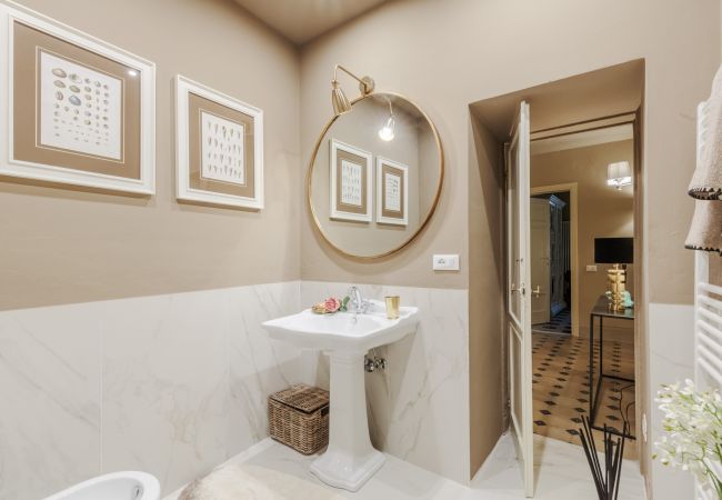 Appartement in Lucca - Vissi D'Arte, a Luxury Ground Floor Apartment with Private Garden inside the Walls of Lucca Appartement in Lucca - Vissi D'Arte, a Luxury Ground Floor Apartment with Private Garden inside the Walls of Lucca