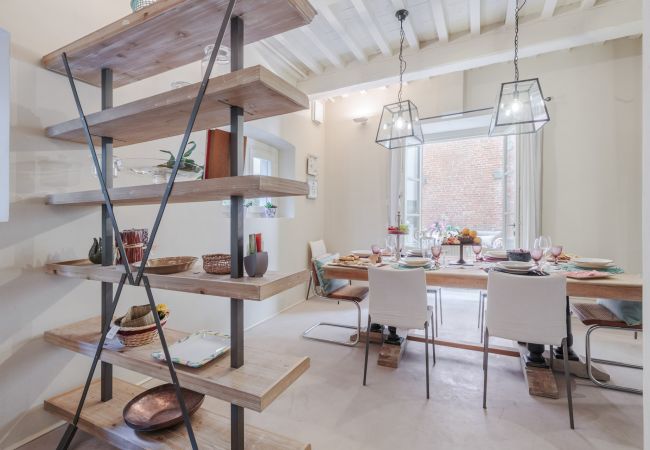 Appartement in Lucca - Vissi D'Arte, a Luxury Ground Floor Apartment with Private Garden inside the Walls of Lucca Appartement in Lucca - Vissi D'Arte, a Luxury Ground Floor Apartment with Private Garden inside the Walls of Lucca
