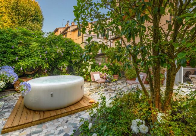 Appartement in Lucca - Luxury Home, Private Garden and Jacuzzi inside Lucca Appartement in Lucca - Luxury Home, Private Garden and Jacuzzi inside Lucca
