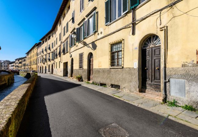 Appartement in Lucca - Spacious Apartment Overlooking the Canal in Lucca – 3 Bedrooms, 2 Bathrooms Appartement in Lucca - Spacious Apartment Overlooking the Canal in Lucca – 3 Bedrooms, 2 Bathrooms
