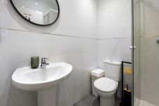 Rent by room in Madrid - Shanghái: habitación con comodidad y zonas compartidas Gran Vía-Madrid