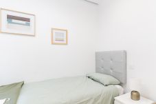 Rent by room in Madrid - Oruro: Habitación con confort y esencia boliviana en Madrid