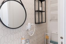 Rent by room in Madrid - Oruro: Habitación con confort y esencia boliviana en Madrid