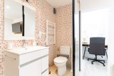 Rent by room in Madrid - Sucre: Habitación con confort y esencia boliviana en Madrid