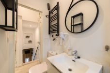 Rent by room in Madrid - Tarija: Habitación con confort y esencia boliviana en Madrid Temporal 