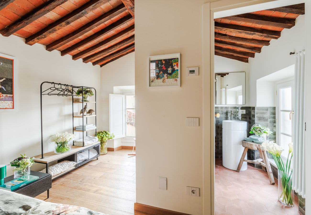 Appartement in Lucca - Historic and Contemporary 3 Bedrooms inside Lucca Appartement in Lucca - Historic and Contemporary 3 Bedrooms inside Lucca
