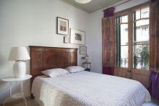 Alojamiento espacioso y acogedor con 4 habitaciones en el Eixample en Barcelona
