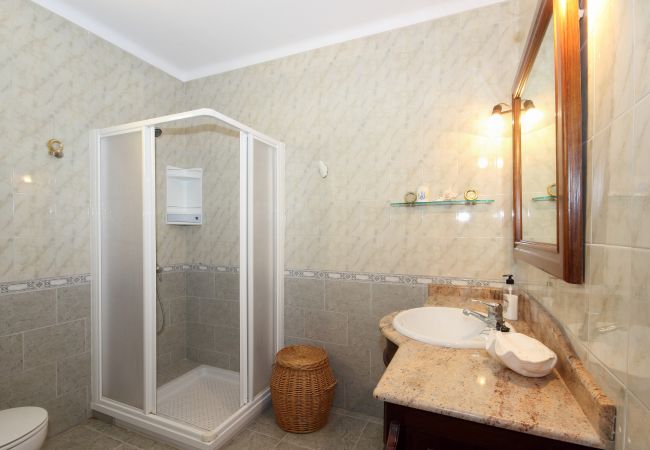 La casa tiene cuatro dormitorios La casa tiene cuatro dormitorios