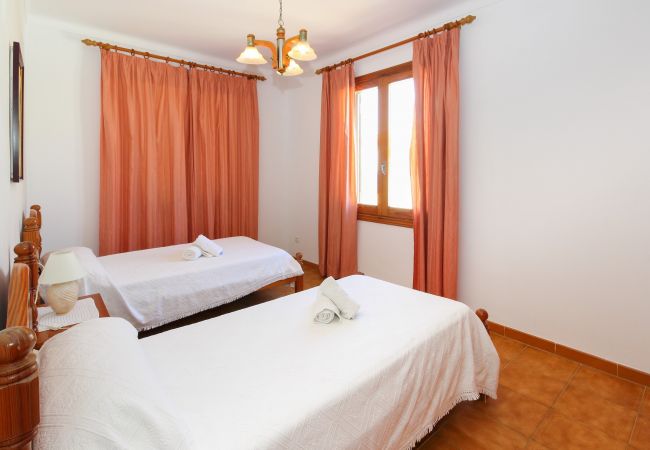 La casa para alquilar en Son Serra tiene 4 habitaciones La casa para alquilar en Son Serra tiene 4 habitaciones