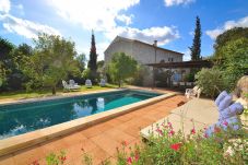 La finca para 8 personas tiene una gran piscina