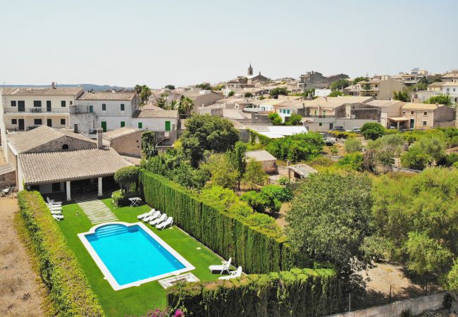 Vistas de la piscina de la villa Tofollubi con el pueblo de Llubi