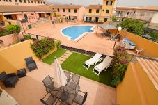 Foto piscina con terraza y jardines para vacaciones
