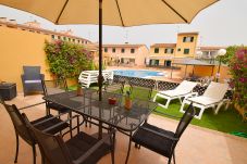 terraza con jardín al lado de la piscina  