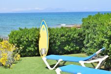 Casa vacacional al lado del mar, con jardín y piscina