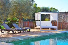 Piscina y solarium de la villa en Sineu