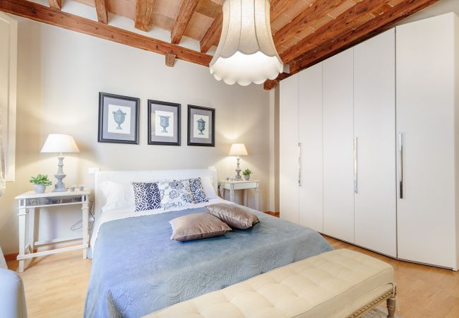 Apartamento en Lucca - ARIAS APARTMENT in the iconic Piazza San Michele Apartamento en Lucca - ARIAS APARTMENT in the iconic Piazza San Michele