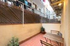 Apartamento en Barcelona - Piso bonito, restaurado en alquiler con patio terraza en Gracia, Barcelona centro