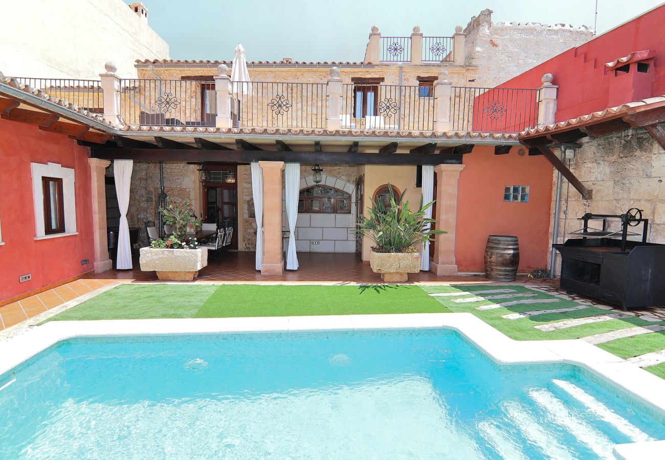 Casa de pueblo con piscina y jardín Casa de pueblo con piscina y jardín