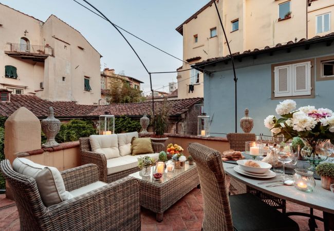 Apartamento en Lucca - The Most Central Terrace inside the Walls of Lucca Apartamento en Lucca - The Most Central Terrace inside the Walls of Lucca