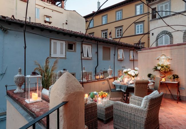 Apartamento en Lucca - The Most Central Terrace inside the Walls of Lucca Apartamento en Lucca - The Most Central Terrace inside the Walls of Lucca