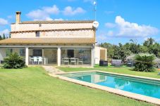 Casa vacacional rodeada de naturaleza, con piscina y jardin grande