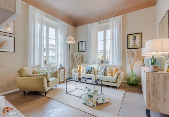 Apartamento en Lucca - Casa Gina, a modern charming urban retreat with free parking by the train station and the Walls of Lucca Apartamento en Lucca - Casa Gina, a modern charming urban retreat with free parking by the train station and the Walls of Lucca