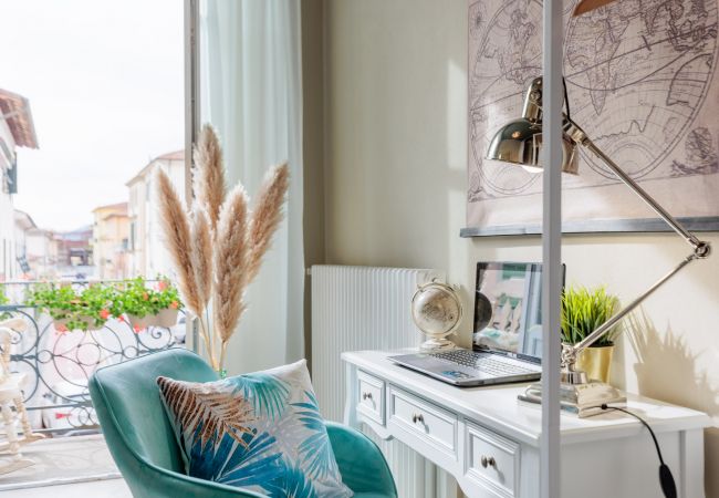 Apartamento en Lucca - Casa Gina, a modern charming urban retreat with free parking by the train station and the Walls of Lucca Apartamento en Lucca - Casa Gina, a modern charming urban retreat with free parking by the train station and the Walls of Lucca