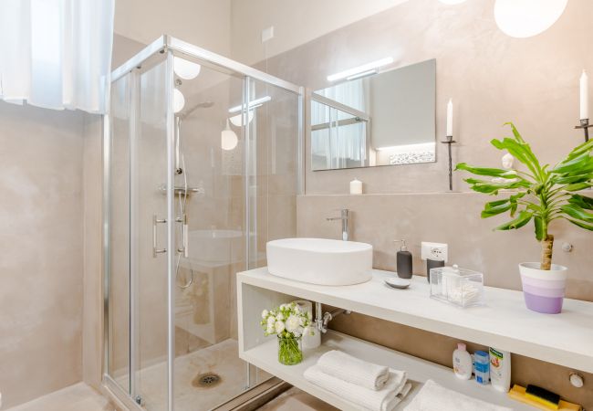 Apartamento en Lucca - Casa Gina, a modern charming urban retreat with free parking by the train station and the Walls of Lucca Apartamento en Lucca - Casa Gina, a modern charming urban retreat with free parking by the train station and the Walls of Lucca