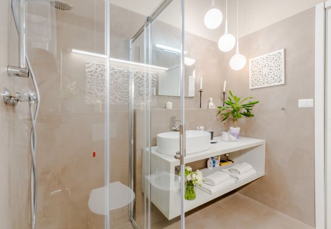 Apartamento en Lucca - Casa Gina, a modern charming urban retreat with free parking by the train station and the Walls of Lucca Apartamento en Lucca - Casa Gina, a modern charming urban retreat with free parking by the train station and the Walls of Lucca