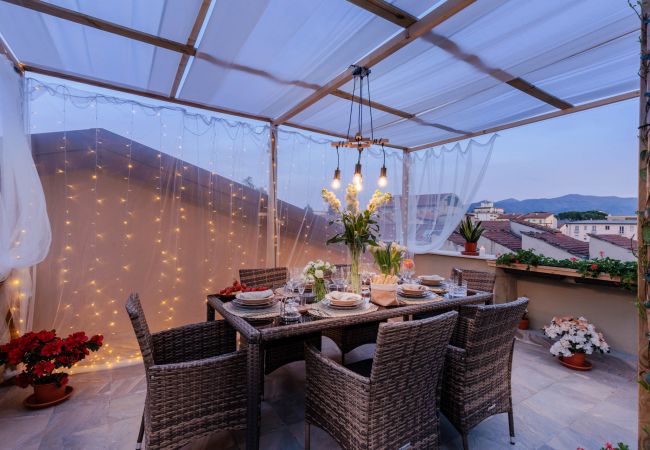 Apartamento en Lucca - Casa Gina, a modern charming urban retreat with free parking by the train station and the Walls of Lucca Apartamento en Lucca - Casa Gina, a modern charming urban retreat with free parking by the train station and the Walls of Lucca