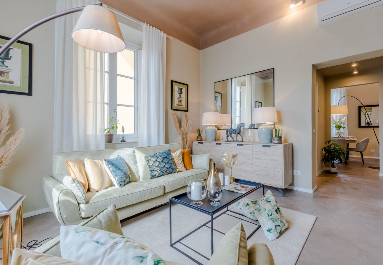 Apartamento en Lucca - Casa Gina, a modern charming urban retreat with free parking by the train station and the Walls of Lucca Apartamento en Lucca - Casa Gina, a modern charming urban retreat with free parking by the train station and the Walls of Lucca